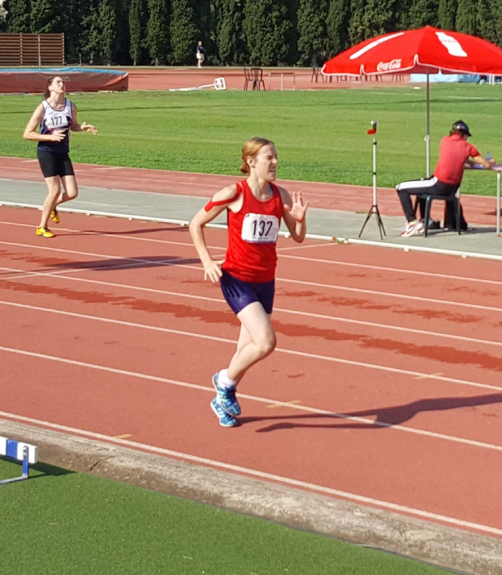 Pippa Mannings running for England at the CPISRA Games