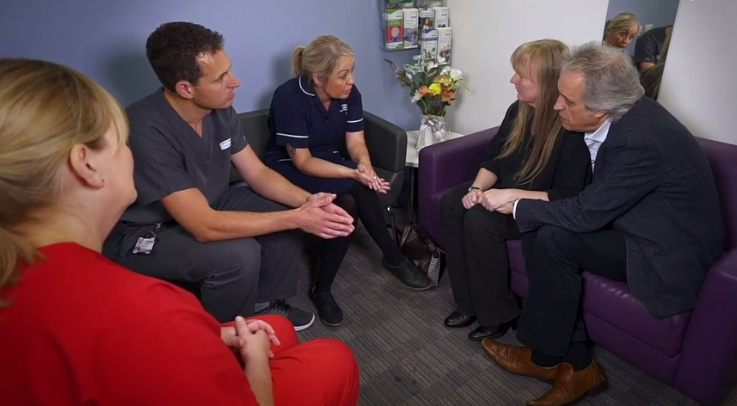 A clinical lead for organ donation and a specialist nurse discuss organ donation with a family