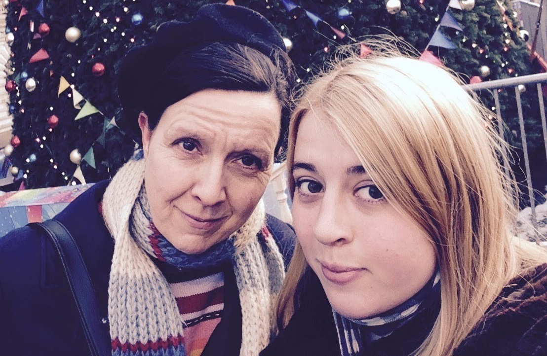 尼娅和她的妈妈,在圣诞节卡罗尔