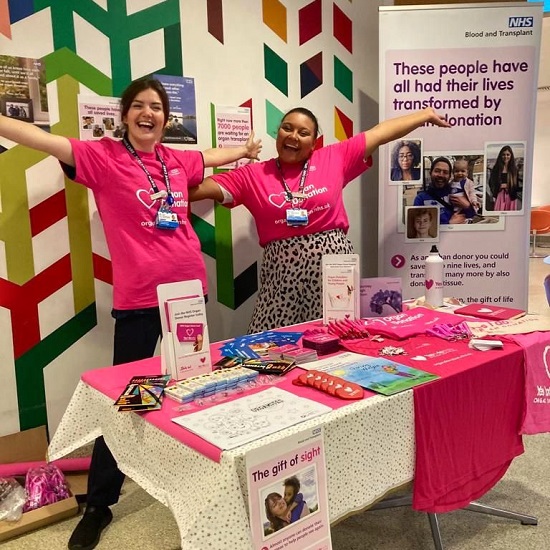 Specialist nurses Kim and Robyn, from the London Organ Donation Team, meet members of the public at Great Ormond Street Hospital to talk about organ donation.