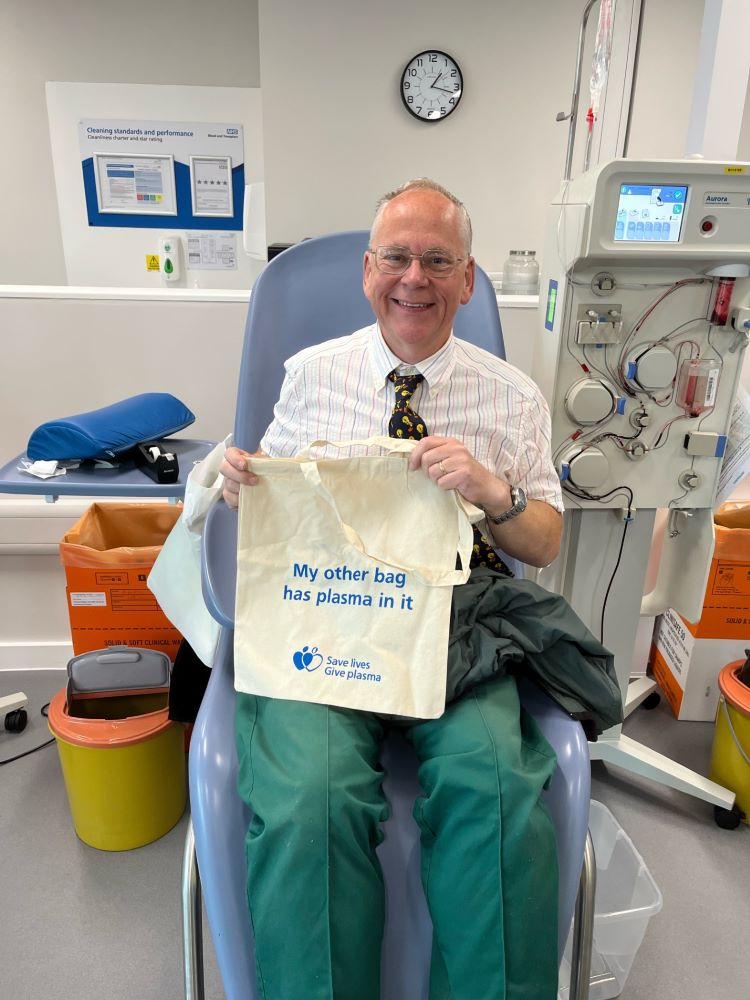 Plasma donor holding a tote bag perk