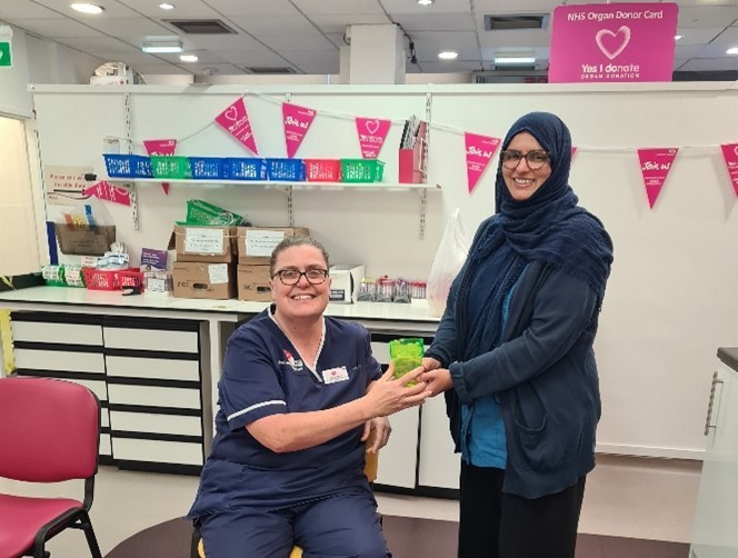 Emma given her post-donation refreshments by Aysha (donor carer)