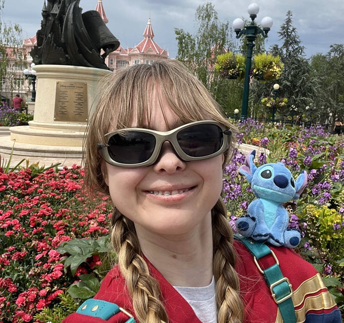 Angharad yn gwenu am hunlun yn Disneyland Paris