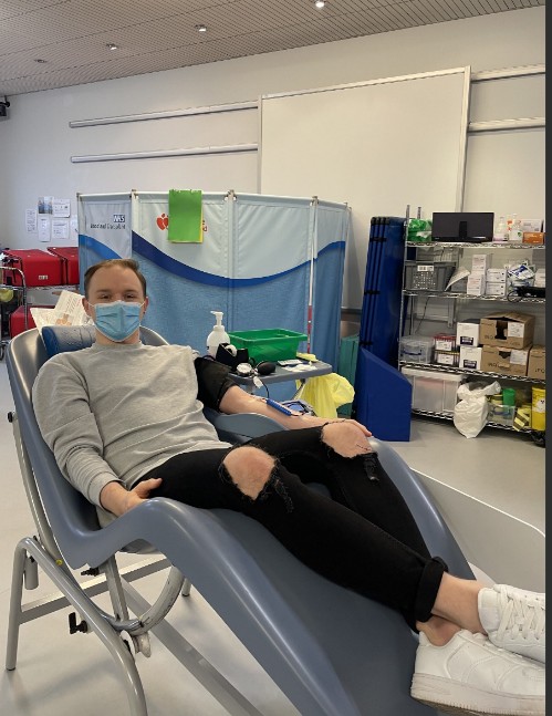 Thomas giving blood at a blood donation session