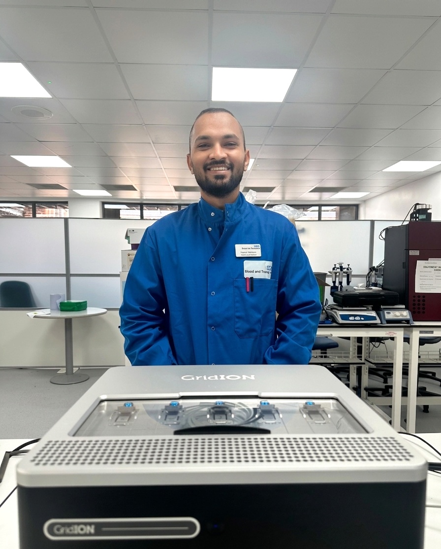 Vrushank Makwana from NHSBT with a nanopore sequencer