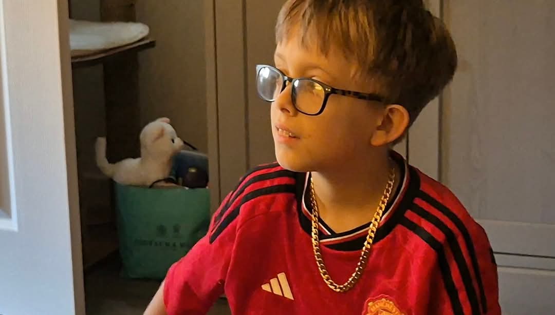 Elliot in a Manchester United shirt
