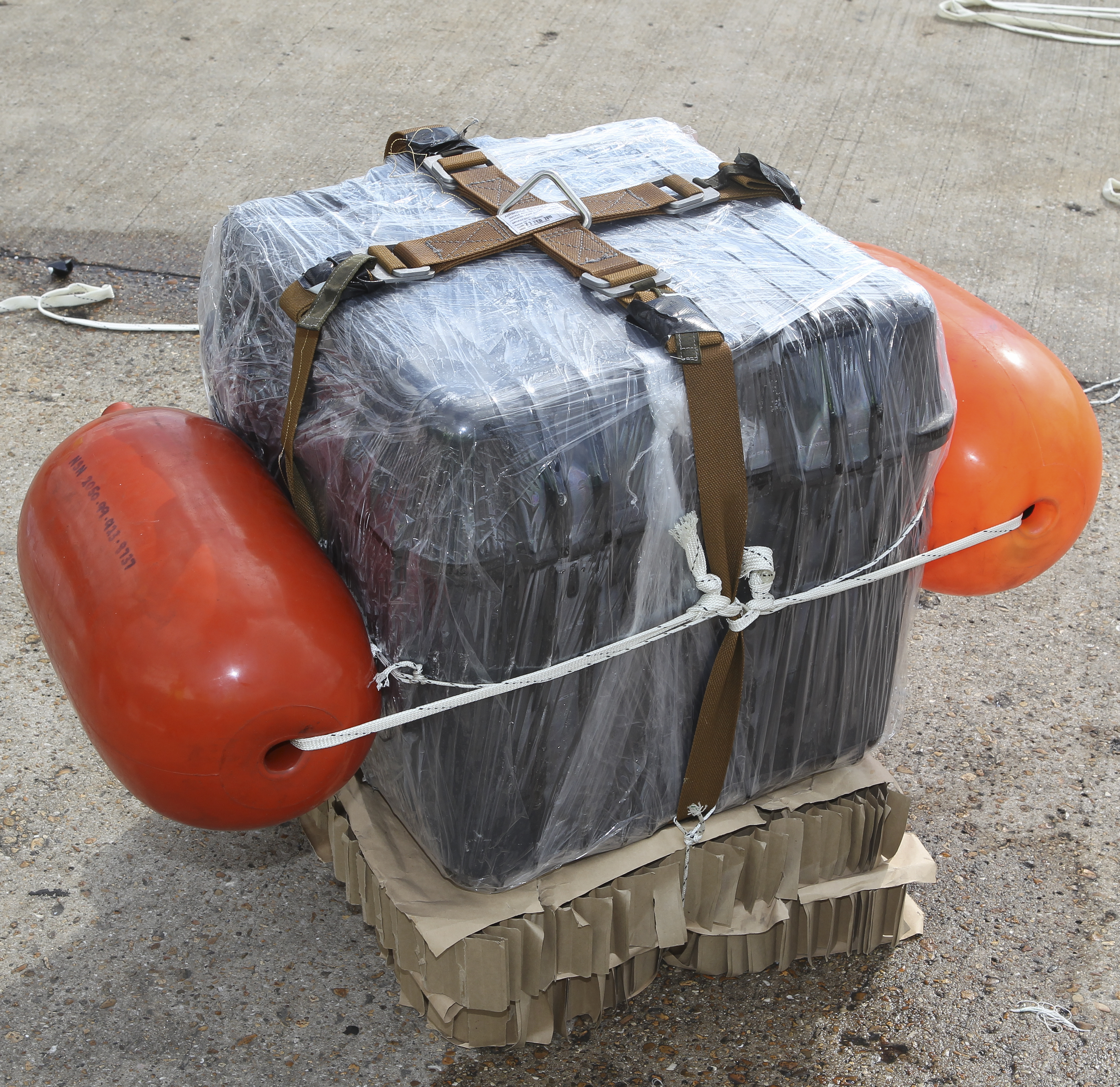 Packing construction of red cells for being loaded on a plane and parachuted in the sea